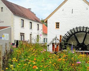 Gemtliches Wohnzimmer im Ferienhaus in Maaseik, Limburg, Belgien mit bequemem Sofa und moderner Einrichtung.