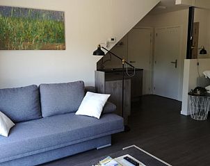 Gemtliche Einrichtung des Ferienhauses in Maaseik, Limburg, Belgien mit komfortablem Schlafzimmer und Blick auf die Natur.