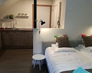 Gemtliches Schlafzimmer im Ferienhaus in Maaseik, Limburg, Belgien mit sanfter Beleuchtung und bequemen Betten fr einen entspannten Aufenthalt.
