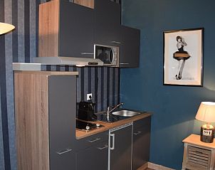 Moderne kitchenette in De Koddige Kater vakantiehuis in Maaseik, Limburg, Belgi