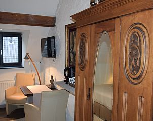 Authentieke houten kast in De Koddige Kater vakantiehuis in Maaseik, Limburg, Belgi