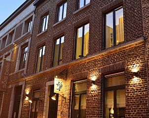 Verlichte buitenkant van De Koddige Kater vakantiewoning in Maaseik, Limburg, Belgi