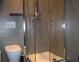 Moderne badkamer in De Koddige Kater vakantiehuis in Maaseik, Limburg, Belgi