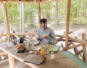 Frhstck auf der Veranda des Tree House Ferienhauses in Maaseik, Limburg, Belgien, inmitten der ruhigen Natur.