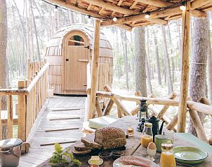 Genieen Sie ein rustikales Erlebnis im Tree House Ferienhaus in Maaseik, Limburg, Belgien, mit einer charmanten Terrasse inmitten der Natur.