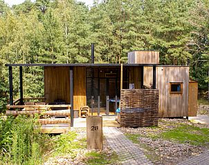 Wasserhtte + Whirlpool in Maaseik, Limburg, Belgien, umgeben von verschneiter Natur. Luxurises Ferienhaus mit winterlichem Charme und ruhiger Umgebung.