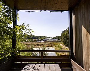 Genieen Sie die Aussicht von der Veranda von Watercabin + hot tub, einem Ferienhaus in Maaseik, Limburg, Belgien.