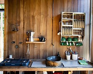 Gemtliche Kche in Water cabin + hot tub, ein Ferienhaus in Maaseik, Limburg, Belgien, mit Holzinterieur und moderner Ausstattung.