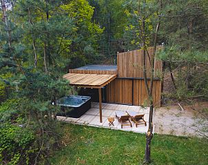 Comfort Sweet Wellness Ferienhaus in Maaseik, Limburg, umgeben von bewaldeter Natur mit Terrasse und Jacuzzi fr ultimative Entspannung.