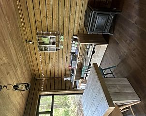 Gemtliches Interieur des Comfort Sweet Wellness Ferienhauses in Maaseik, Limburg, Belgien mit Holzinterieur und gemtlicher Atmosphre.