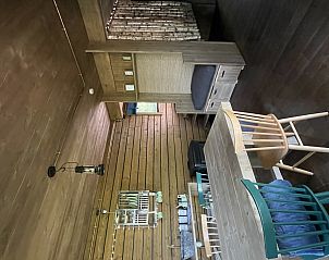 Gemtliches Comfort Sweet Wellness-Ferienhaus in Maaseik, Limburg, Belgien, mit rustikaler Holzeinrichtung.