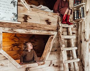 Gemtliches Hobbit House aus Holz in Maaseik, Limburg, Belgien, mit spielerischen Schlafmglichkeiten und kinderfreundlicher Atmosphre.