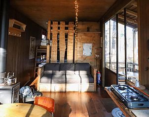 Genieen Sie die Aussicht auf den Wald vom Ferienhaus Treetop + Hot Tub in Maaseik, Limburg, Belgien.
