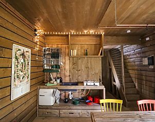 Komfort Klassisches Ferienhaus mit Veranda und Sauna in Maaseik, Limburg, Belgien, mit Blick auf ein bewaldetes Gebiet und einen einladenden Innenbereich.