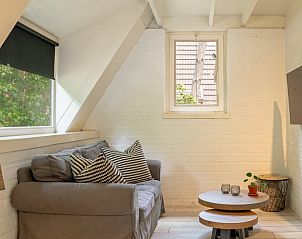 Gemtliche Sitzecke im Ferienhaus in Lanaken, Limburg, Belgien, mit bequemem Sofa und Tageslicht.