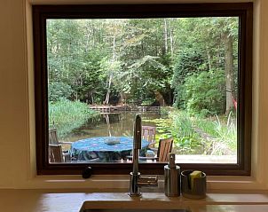 Blick aus der Kche des Huisje in Lanaken, Ferienhaus im grnen Lanaken, Limburg, Belgien, mit Terrasse am Wasser.