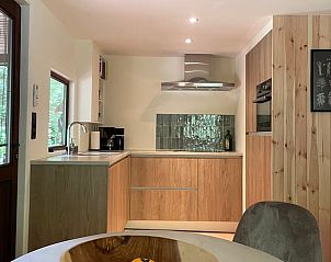 Moderne Kche in Cottage in Lanaken, einem Ferienhaus in Lanaken, Limburg, Belgien, mit Holzoberflchen und stilvollen Gerten.