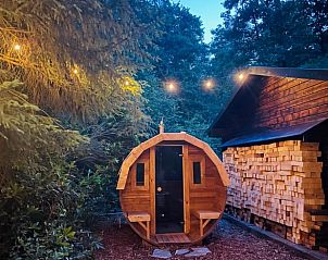 Genieen Sie die rustikale Sauna im Huisje in Lanaken, einem Ferienhaus im waldreichen Lanaken, Limburg, Belgien.