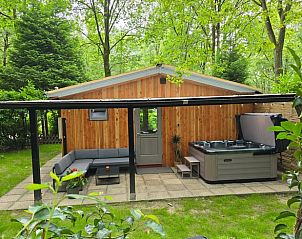 Ferienhaus in Lanaken mit Veranda und Jacuzzi, umgeben von grner Natur in Limburg, Belgien.