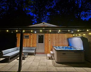 Genieen Sie die gemtliche Veranda mit Jacuzzi im Ferienhaus in Lanaken, einer charmanten Residenz im grnen Limburg, Belgien.