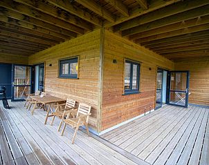 Gerumige Terrasse des Comfort Studio (4p) in Neeroeteren, Limburg. Genieen Sie die Holzveranda und die ruhige Umgebung dieses Ferienhauses.