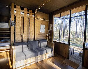 Binnenruimte van Classic voor 5 met hottub in Neeroeteren, Limburg, Belgi, vakantiehuis met knusse zithoek en houten interieur.