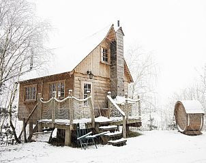 Das Tree House 1 befindet sich in Neeroeteren, Limburg, Belgien, und bietet ein charmantes Ferienhaus inmitten ppiger Natur.