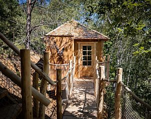 Gemtliche Veranda im Tree House 1 in Neeroeteren, Limburg, Belgien, mit Whirlpool und Grill.