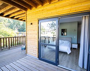 Houten terras van Appartement in Neeroeteren, Limburg, Belgi, biedt serene natuur en ontspannende buitenruimte.