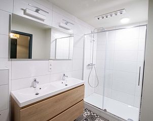 Stijlvolle badkamer in Appartement in Neeroeteren, Limburg, Belgi, met moderne voorzieningen en dubbele wastafel.