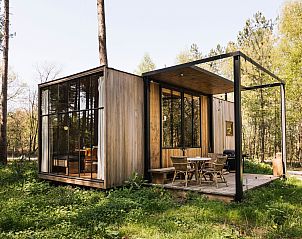 Classic voor 4 vakantiehuis in Neeroeteren, Limburg, Belgi met houten veranda en uitzicht op bosrijke omgeving.