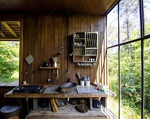 Keuken van Classic voor 4 vakantiehuis in Neeroeteren, Limburg met rustieke houten afwerking en uitzicht op de natuur.