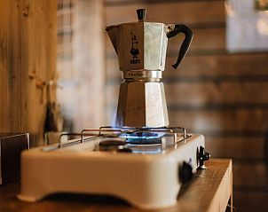 Koffiezetapparaat op fornuis in Classic voor 4 vakantiehuis in Neeroeteren, Limburg, ideaal voor een ontspannen ochtend.