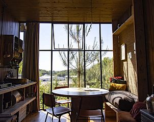 Binnenruimte van Watercabin met hottub in Neeroeteren, Limburg, Belgi, met grote ramen en uitzicht op groene natuur.