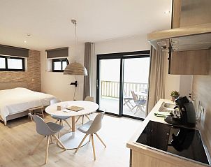 Moderne keuken en eetruimte in Comfort Studio (3p), vakantiehuis in Neeroeteren, Limburg voor een ontspannen verblijf.