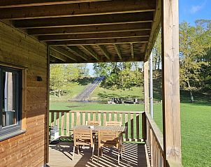 Ruim terras van Comfort Studio (3p) in Neeroeteren, Limburg met uitzicht op de omliggende natuur.