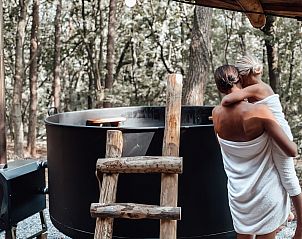 Ontspanning in de natuur bij Hobbit House 2, Neeroeteren, Belgi, met een warme hot tub omgeven door bos.