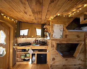 Rustieke keuken in Hobbit House 2, Neeroeteren, Belgi, met houten afwerking en sfeerverlichting.