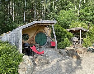 Genieen Sie den rustikalen Charme des Hobbit House 1 in Neeroeteren, Limburg, Belgien, mit seinem gemtlichen Auenbereich und der natrlichen Umgebung.