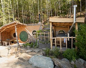 Hobbit House 1 in Neeroeteren, Limburg, Belgien, ein einzigartiges Ferienhaus mit Holzveranda, umgeben von grner Natur und rustikalem Charme.