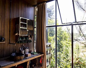 Genieen Sie die Aussicht von der Veranda des Water Cabin mit Whirlpool in Neeroeteren, Limburg, Belgien, umgeben von schner Natur.