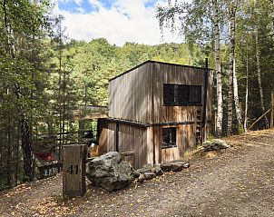 Comfort Sweet Ferienhaus mit Whirlpool in Neeroeteren, Limburg, umgeben von grner Natur und rustikaler Holzarchitektur.