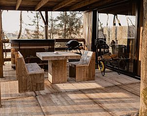Genieen Sie die Terrasse mit Whirlpool im Comfort Sweet Ferienhaus in Neeroeteren, Limburg, Belgien, umgeben von lndlicher Natur.