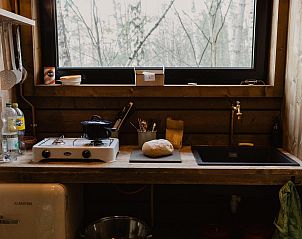 Gemtliche Kche in Comfort Sweet Ferienhaus mit Whirlpool in Neeroeteren, Limburg, Belgien, umgeben von ruhiger Natur.