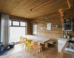 Gezellige binnenruimte van Shelter met jacuzzi in Neeroeteren, Limburg, Belgi met houten interieur.