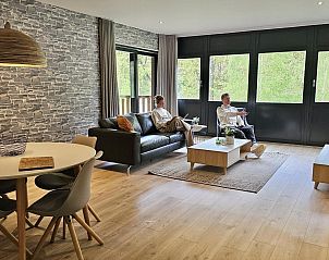 Ruime woonkamer van Connecting rooms in Neeroeteren, Limburg met comfortabele zitplek en uitzicht op de natuur.