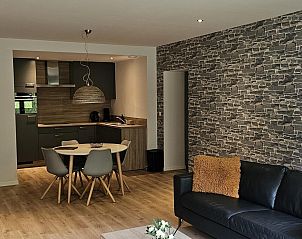 Stijlvolle binnenruimte van Connecting rooms in Neeroeteren, Limburg met open keuken en eetgedeelte.
