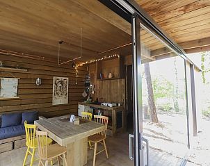 Holztreppe und Kche im Comfort Classic Ferienhaus in Neeroeteren, Limburg, Belgien, mit stimmungsvoller Beleuchtung.