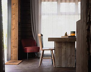 Gezellige binnenruimte van Comfort Sweet Wellness vakantiehuis in Neeroeteren, Limburg met houten interieur en sfeervolle inrichting.