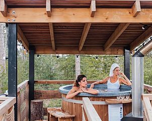 Genieten van de natuur op het terras van Huisje in Maaseik, een vakantiehuis in Neeroeteren, Limburg, Belgi.